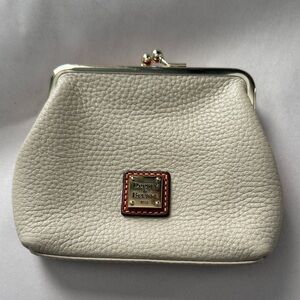 Dooney & Bourke Cream Pebbled Leather Kiss-Lock Coin Pouch with Logo Plaque